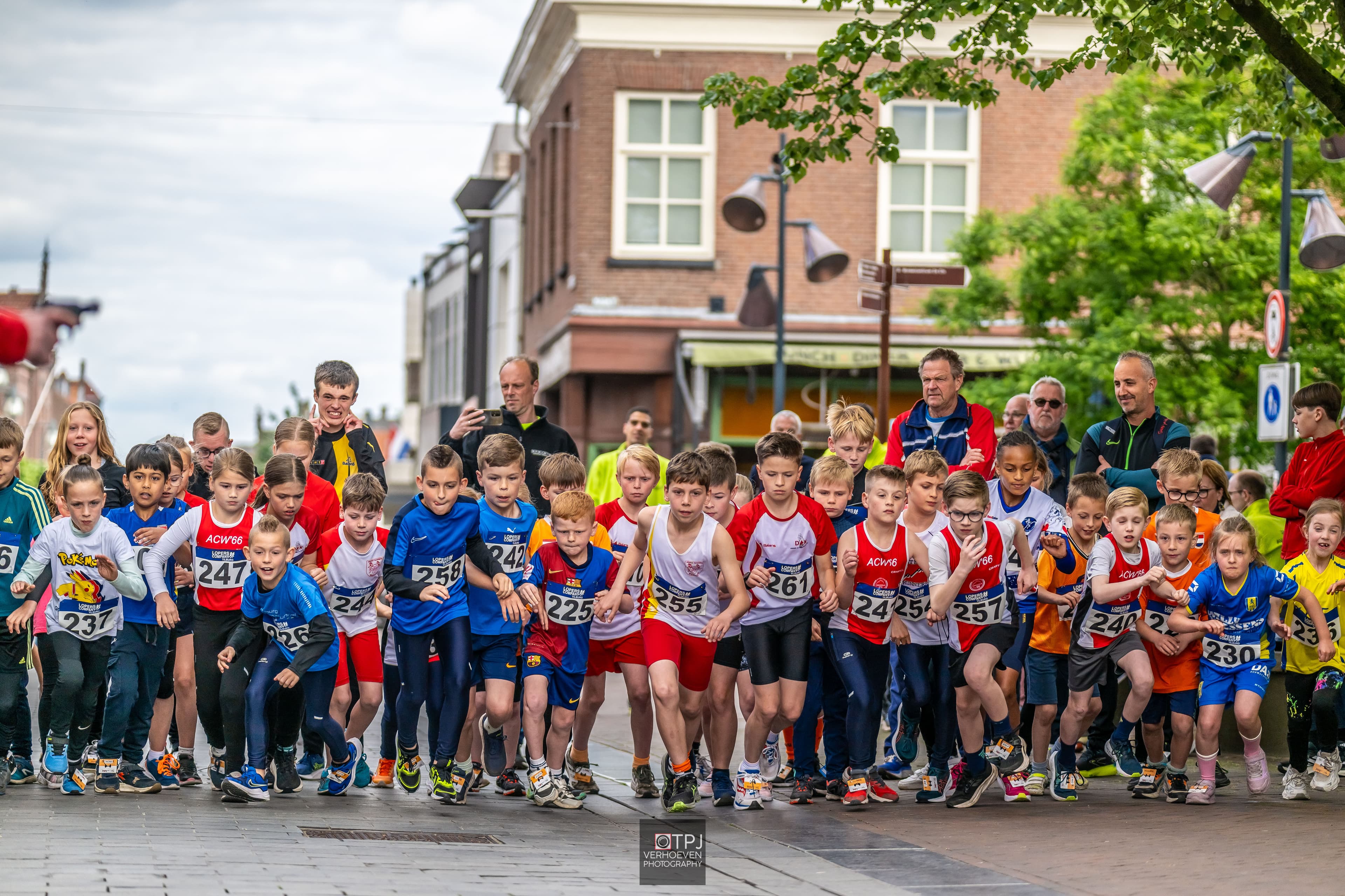 Hardlopers in actie tijdens Liberty Run door centrum Waalwijk